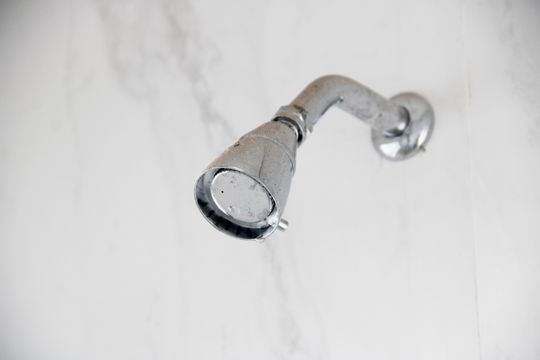 Banheiro da Semi-Suíte  de casa de condomínio para alugar com 5 quartos, 466m² em Marambaia, Vinhedo