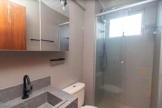 Banheiro  de apartamento à venda com 2 quartos, 60m² em São João, Porto Alegre