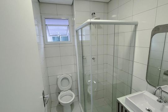 Banheiro de apartamento para alugar com 2 quartos, 51m² em Jardim das Oliveiras, São Paulo