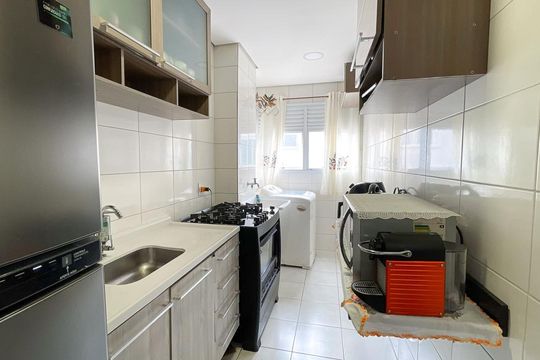 Cozinha de apartamento para alugar com 2 quartos, 51m² em Jardim das Oliveiras, São Paulo