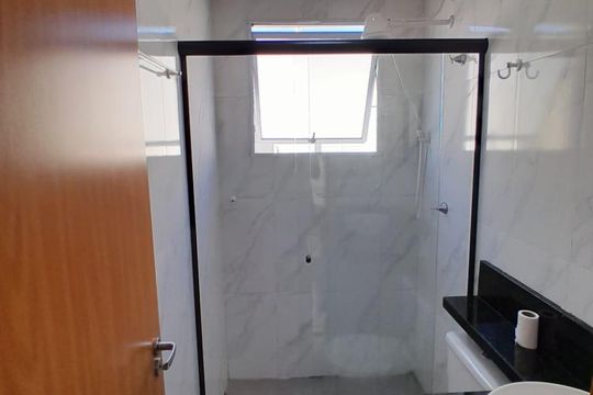 Banheiro de apartamento para alugar com 2 quartos, 52m² em Estância Guatambu, Itaquaquecetuba