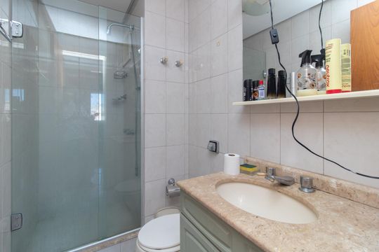 Banheiro de apartamento para alugar com 3 quartos, 96m² em Menino Deus, Porto Alegre