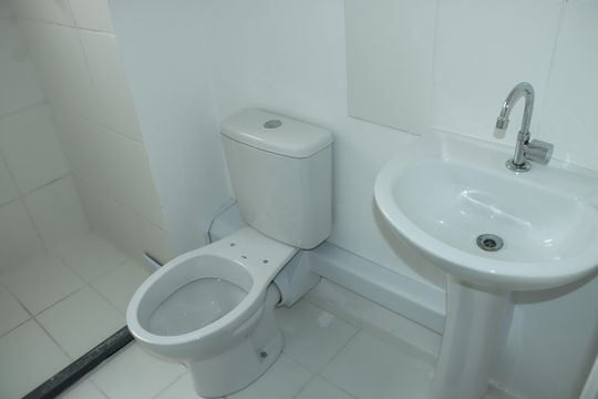 Banheiro social de apartamento para alugar com 2 quartos, 46m² em Recanto Vista Alegre, Cotia