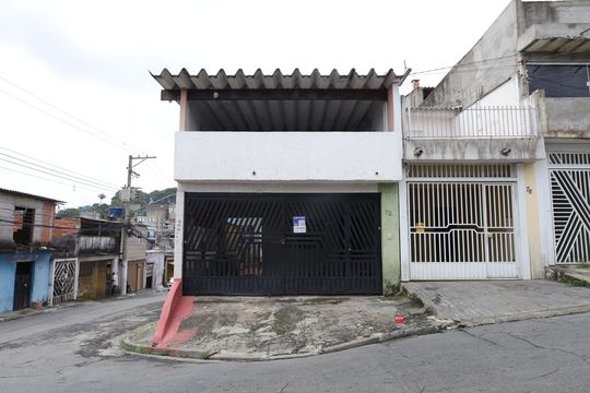 Fachada do imóvel - Placa instalada no portão do imóvel - Código da placa: ZNHJ-1321 de casa à venda com 2 quartos, 114m² em Parque Guarani, São Paulo