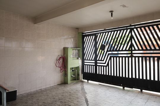 Garagem de casa à venda com 2 quartos, 114m² em Parque Guarani, São Paulo