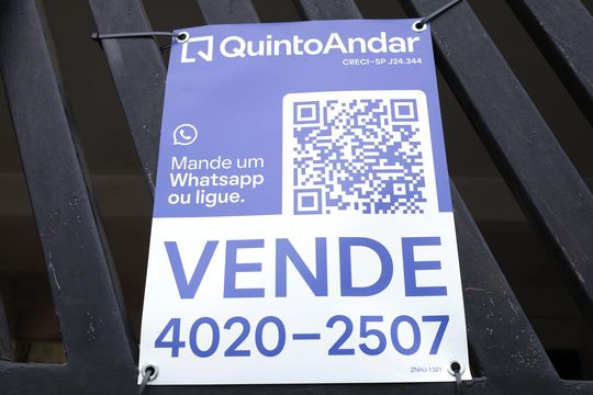 Placa instalada no portão do imóvel - Código da placa: ZNHJ-1321 de casa à venda com 2 quartos, 114m² em Parque Guarani, São Paulo