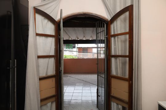 Varanda de casa à venda com 2 quartos, 114m² em Parque Guarani, São Paulo