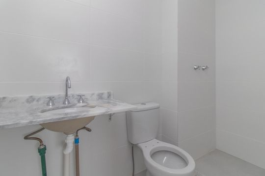 Banheiro do Quarto 2 de apartamento à venda com 2 quartos, 52m² em Partenon, Porto Alegre