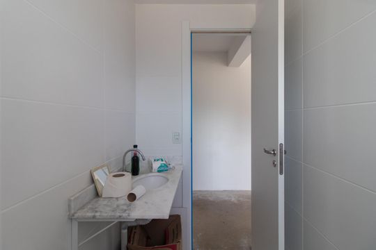 Banheiro de apartamento à venda com 1 quarto, 43m² em Partenon, Porto Alegre