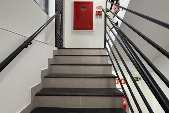 Área Comum - Escada  de kitnet/studio para alugar com 1 quarto, 35m² em Vila Augusta, Guarulhos