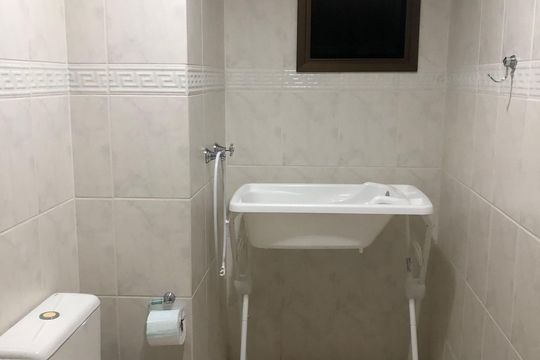 Banheiro de apartamento para alugar com 2 quartos, 74m² em Petrópolis, Porto Alegre