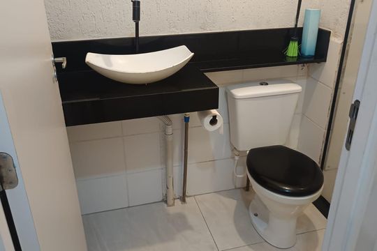 Banheiro de apartamento para alugar com 1 quarto, 42m² em Guaratiba, Rio de Janeiro