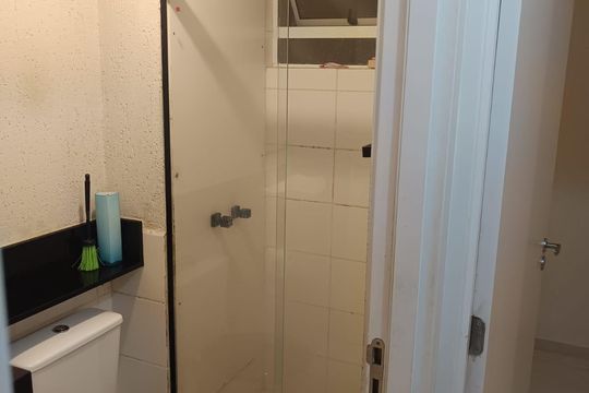 Banheiro de apartamento para alugar com 1 quarto, 42m² em Guaratiba, Rio de Janeiro