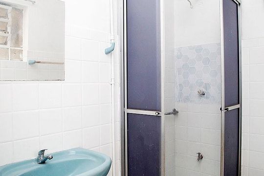 Banheiro de apartamento à venda com 2 quartos, 48m² em Cidade Baixa, Porto Alegre