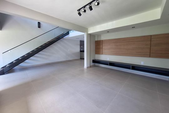 Casa para alugar com 7 quartos, 395m² em Camboinhas, Niterói