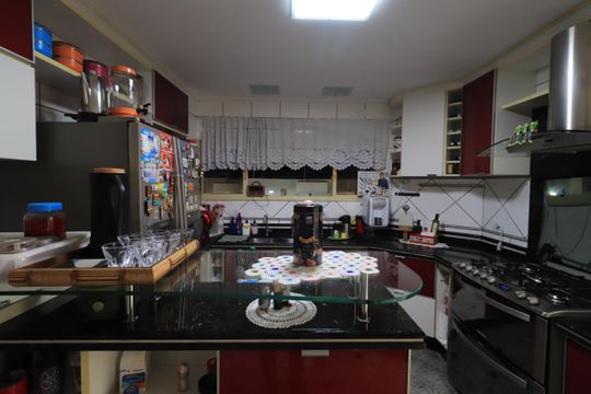 Cozinha de casa de condomínio à venda com 4 quartos, 450m² em Vila Carrão, São Paulo