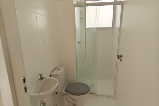 Banheiro  de apartamento à venda com 2 quartos, 45m² em Estância Velha, Canoas
