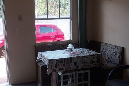Sala  de casa de condomínio à venda com 2 quartos, 60m² em Costa E Silva, Porto Alegre