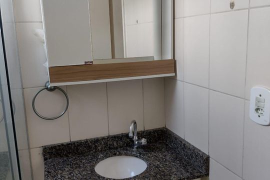 Banheiro de apartamento para alugar com 2 quartos, 64m² em Barro Vermelho, São Gonçalo