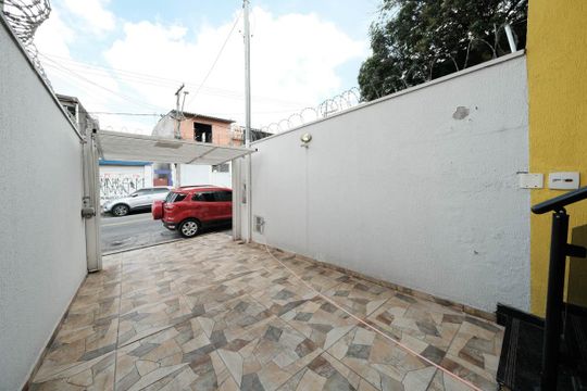 Garagem de casa à venda com 3 quartos, 100m² em Jardim Eliane, São Paulo