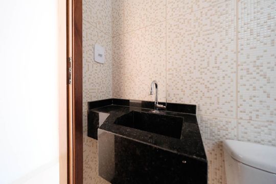 Banheiro de casa à venda com 3 quartos, 100m² em Jardim Eliane, São Paulo