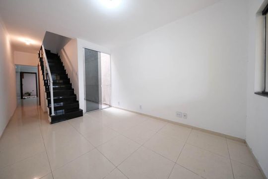 Sala de casa à venda com 3 quartos, 100m² em Jardim Eliane, São Paulo