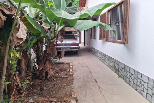 Quintal de casa à venda com 3 quartos, 189m² em Itaipu, Niterói