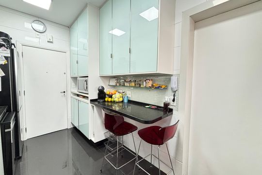 Cozinha de apartamento à venda com 3 quartos, 215m² em Moema, São Paulo