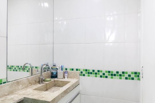 Banheiro de apartamento à venda com 2 quartos, 42m² em Vila Carmosina, São Paulo