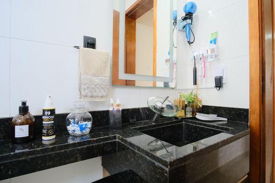 Banheiro de apartamento à venda com 2 quartos, 52m² em Chácara Seis de Outubro, São Paulo