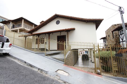 Fachada de casa à venda com 3 quartos, 321m² em Barreiro, Belo Horizonte