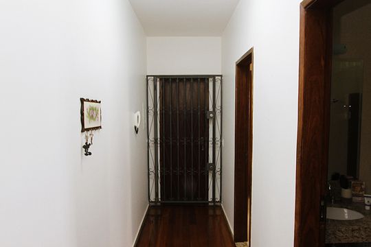 Corredor de casa à venda com 3 quartos, 321m² em Barreiro, Belo Horizonte