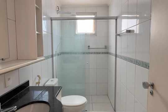 Banheiro de apartamento à venda com 1 quarto, 60m² em Vila Itapura, Campinas