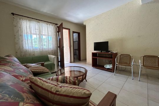 Sala de casa de condomínio para alugar com 2 quartos, 120m² em Barra da Lagoa, Florianópolis