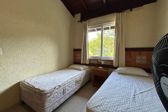 Quarto 2 de casa de condomínio para alugar com 2 quartos, 120m² em Barra da Lagoa, Florianópolis