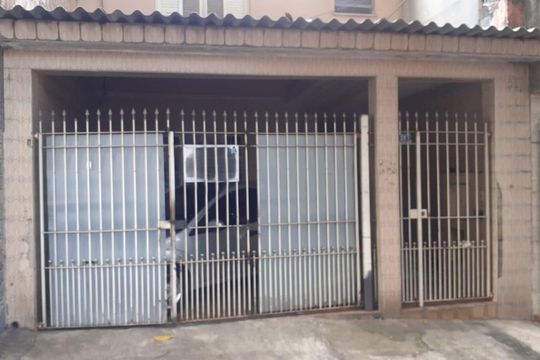 Fachada de casa à venda com 2 quartos, 150m² em Vila Liviero, São Paulo