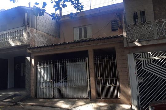 Fachada de casa à venda com 2 quartos, 150m² em Vila Liviero, São Paulo