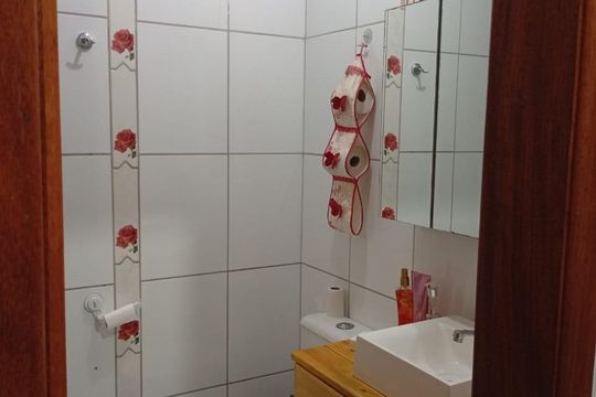 Banheiro  de casa à venda com 2 quartos, 50m² em Olaria, Canoas