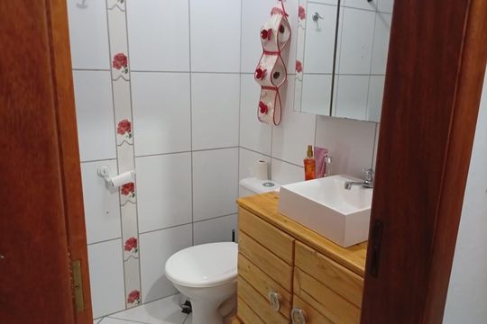 Banheiro  de casa à venda com 2 quartos, 50m² em Olaria, Canoas