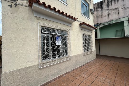 Fachada + plaquinha de casa à venda com 2 quartos, 90m² em Abolição, Rio de Janeiro