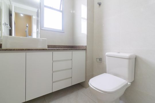 Banheiro de apartamento à venda com 2 quartos, 65m² em Vila Inglesa, São Paulo
