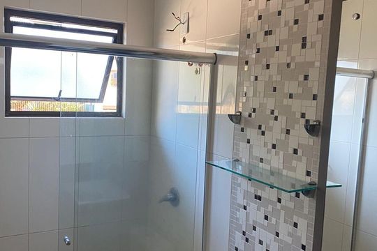 Banheiro de apartamento à venda com 2 quartos, 80m² em Rincão, Novo Hamburgo