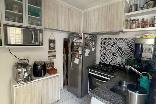 Cozinha de casa de condomínio à venda com 3 quartos, 80m² em Fazenda Santa Cândida, Campinas