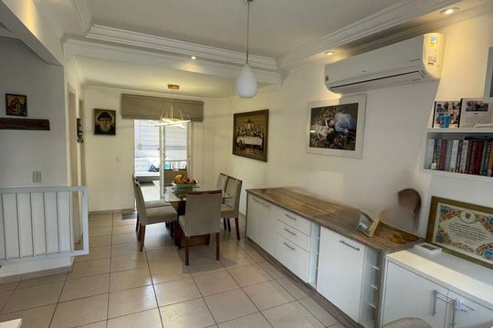 Cozinha de casa de condomínio à venda com 3 quartos, 80m² em Fazenda Santa Cândida, Campinas
