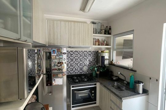 Cozinha de casa de condomínio à venda com 3 quartos, 80m² em Fazenda Santa Cândida, Campinas