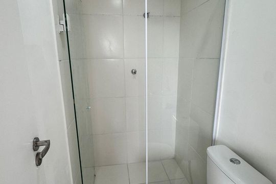 Banheiro de kitnet/studio para alugar com 1 quarto, 18m² em Jardim Jaragua (Sao Domingos), São Paulo
