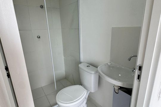 Banheiro de kitnet/studio para alugar com 1 quarto, 18m² em Jardim Jaragua (Sao Domingos), São Paulo