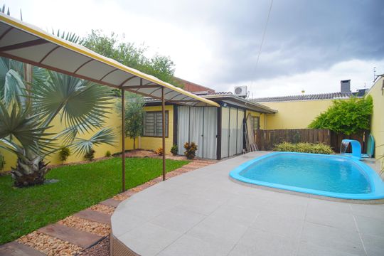 Piscina de casa à venda com 3 quartos, 250m² em Santos Dumont, São Leopoldo