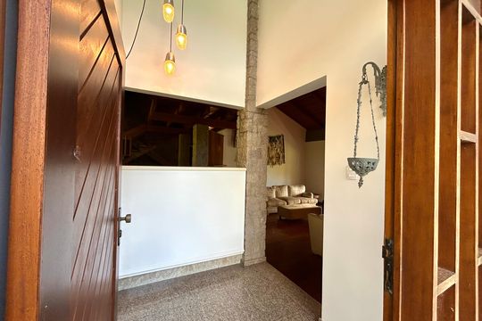 Hall de entrada de casa de condomínio para alugar com 5 quartos, 555m² em Santo Antonio de Lisboa, Florianópolis