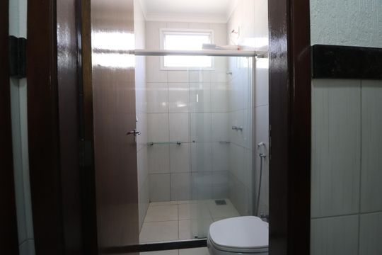 Banheiro do Quarto 1 e 2 de casa de condomínio para alugar com 3 quartos, 210m² em Jardim Holanda, Uberlândia